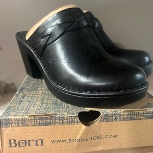 Born women’s clogs 10